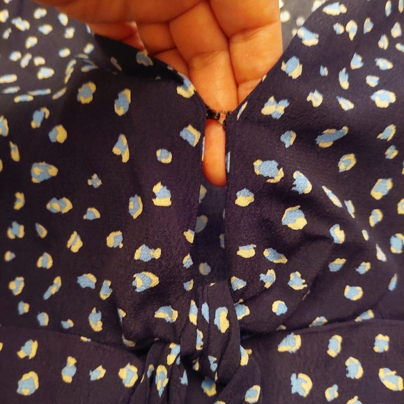 Sanctuary v neck tie front black blue print long sleeve top. Size medium - Picture 8 of 11